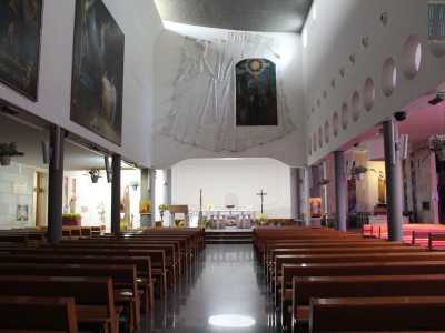 L�interno, a cui si accede tramite sette gradini la cui salita � facilitata da eleganti corrimano in legno, � a tre navate e si presenta come uno spazio puro in gran parte intonacato di bianco